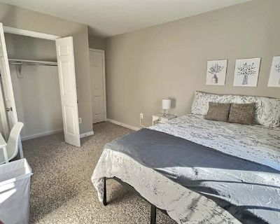 Private room with shared bathroom in a House with 3 roomies, Chantilly, VA 20151