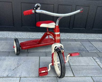Radio Flyer classic red tricycle