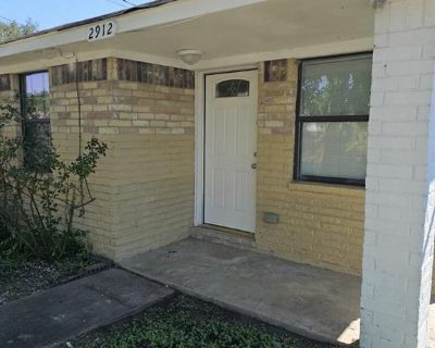 2 Bedroom 1BA 690 ft Single Family Detached House For Rent in Houston, TX