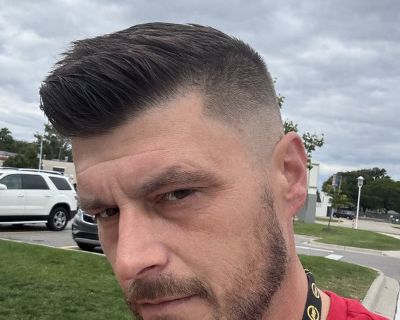 $1,000 /month. Age: 43 * Any pets?: No * Occupation: Professional * Gender: Male. Non-smoking room preferred. Pets are fine. Males preferred. Age preference: 18 - 99. Looking in: Armada , Center Line , Chesterfield , Clinton Township , Eastpointe , Fraser , Harrison Township , Lenox , Macomb , Mount Clemens , Ray , Richmond , Romeo , Roseville , Saint Clair Shores , Shelby , Sterling Heights , ...