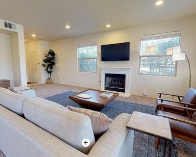 Deposit: $785.00 * Utilities included?: No * Fees apply?: No. References are not required. Non-smoking. Furnishings: Unfurnished * Disabled access: * Living room: shared. Availability Available Now Minimum term 3 months Maximum term None. Private bedroom in a contemporary 5 bed, 3 bath North Hollywood home with a pool and jacuzzi! The kitchen boasts stainless steel appliances, including a dishw...