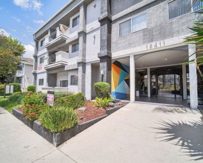 2 Bedroom 2BA 1100 ft Pet-Friendly Apartment For Rent in Northridge, CA