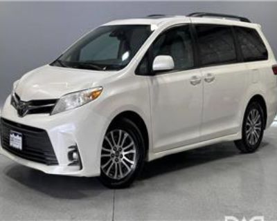 2018 Toyota Sienna XLE 7-Passenger Auto Access Seat