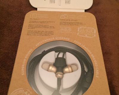 Gold or Silver Colors
I have 2 pairs
Comes with extra ear cushions.
These are super comfy to wear and the sound that is produced from them is great.