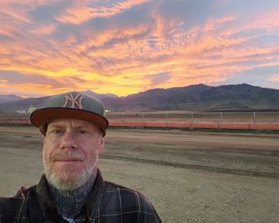 $1,700 /month. Age: 46 * Smoker?: No * Any pets?: No * Occupation: Other * Gender: Male. Smoking room acceptable. Pets are fine. No preference specified. Age preference: 21 - 99. Looking in: The Harbor. My name is Cliff. I am a 46-year-old professional male. I work in the construction industry. Looking to rent a room somewhere by the beach. Preferably Long Beach, seal Beach, Huntington Beach. A...