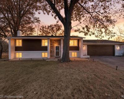 3 Bedroom 2BA 1072 ft Single Family House For Sale in Wolverine Lake, MI