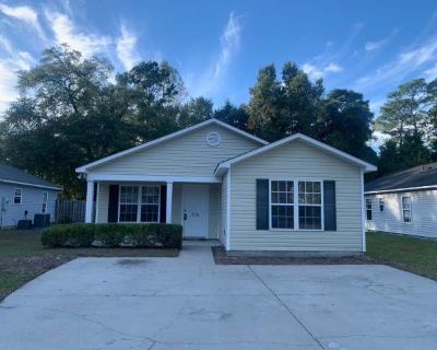 3 Bedroom 2BA 1300 ft Pet-Friendly Apartment For Rent in Wilmington, NC