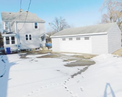 4 Bedroom 1BA 1918 ft Pet-Friendly Apartment For Rent in St. Paul, MN