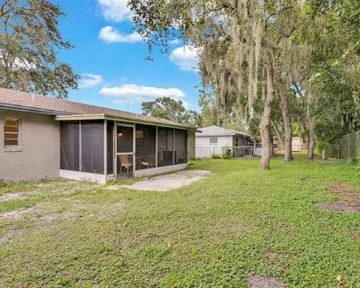 Shared room with shared bathroom in a House with 2 roomies, Brandon, FL 33510