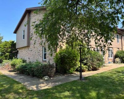 3 Bedroom 2BA 1497 ft Condo For Sale in HARTLAND, WI