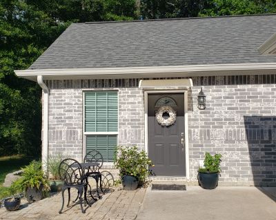 This listing is a mid term rental (30 days or longer) on https://homads.com/. Fully furnished 600 sq ft mil apartment attached to main house in a quiet community. Utilities (electric/water/high speed wifi) are included with rent.Youll have a private entrance at the front, as well as driveway parking for convenience. Your own backyard with a seven-foot privacy fence, covered wooden deck, outdoor...