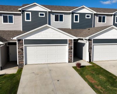 2 Bedroom 1BA 1399 ft Condo For Sale in Norwalk, IA