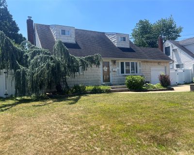 3 Bedroom 2BA 1109 ft Single Family House For Sale in Farmingdale, NY