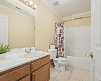 West Lancaster room for rent. Clean room, nice house. Room has lights and ceiling fan. It is currently unfurnished. The commute to base is about 30 mins (which is way better/safer than living in Rosamond). Nice neighborhood in a good area. Bathroom is shared with one other roommate. Laundry onsite and plenty of street parking available. Clean background is a must due to other government employe...