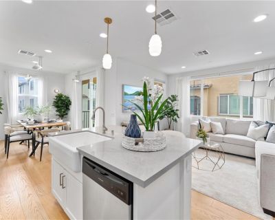 2 Bedroom 2BA 1372 ft Townhouse For Sale in Los Alamitos, CA