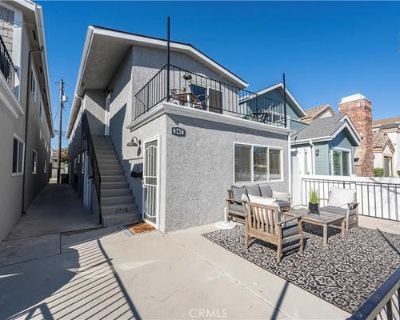 2295 ft Duplex For Sale in SEAL BEACH, CA