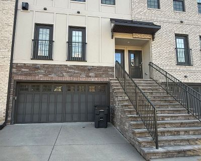 428 Broad Hill Trl #2. Move in Ready Immediately ! LOCATION ! LOCATION ! SHORT PUMP NO CARPET ALL HARD FLOOR ! Welcome to Saunders Station Townes at Broad Hill Centre - a private community in Short Pump with easy access to great restaurants, tons of retail shops and multiple market/grocery stores. Low maintenance, carefree living at its best! This beautifully appointed home is loaded with tons ...