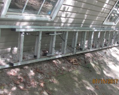 Aluminum Extension Ladder 28 Feet, 375 pound capacity