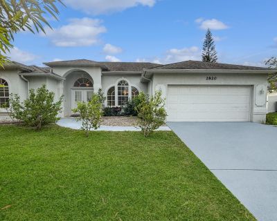 SE Melaleuca Boulevard. Spacious 3 bedroom, 2.5 bathroom home with 2,013 sq ft of living area. Fresh interior paint, vaulted ceilings, and tile flooring throughout the main living spaces. Carpet in bedrooms. Open floor plan with a functional kitchen featuring wooden cabinetry and standard appliances. Primary suite includes walk-in closet and private bath. Inside laundry room with washer and dry...