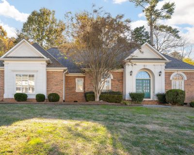 2812 Spicewood Lane. Property for Rent in Ooltewah, TN for $2,600 with 3 bedrooms and 2 full baths, 1 half bath. This property is 2,256 square feet.. Beautiful Luxury Rental - 3 Bedroom Home Single story Experience comfort and style in this luxury one-level home featuring neutral designer d cor, detailed interior trim, and spacious rooms throughout. Located in a beautiful, well-kept neighborhoo...