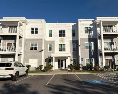 Private room with own bathroom in an apartment with 1 roomie, Hyannis, MA 02601