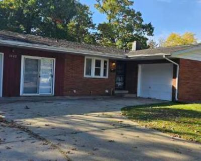 3 Bedroom 1.5BA 1000 ft Apartment For Rent in South Bend, IN