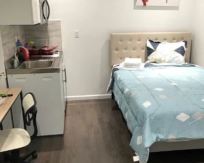 Minimum stay: 1 month. Deposit: 900. Bills included. Age preference: 18 - 70. Available for students. Room in a house with Private Entrance and Bathroom, you can lease month to month and long term Contract. Great location, remodel of wood flooring, kitchen, and Private Patio, The community has 4 pools, 4 tennis courts, a park, playground * Water and electricity are included in the rent