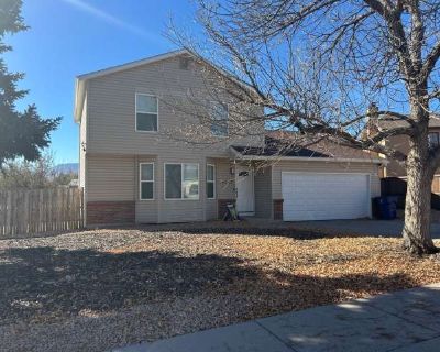 3 Bedroom 2.5BA 1399 ft Pet-Friendly Apartment For Rent in Colorado Springs, CO