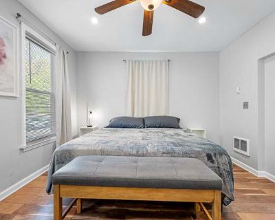 Available on: november 21. Furnished. Parking available * Internet included * LGBTQ+ friendly * Students welcome * 40+ years welcome Maximus will require background checks for this room Learn more. King size bed. Close to everything, making it easy to plan your visit. Perfect for anyone looking for a centralized place in the city. Offers easy access to Downtown, Union Station, Saint Vincent hos...