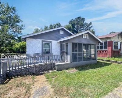 2 Bedroom 1BA 1000 ft Pet-Friendly Apartment For Rent in Birmingham, AL