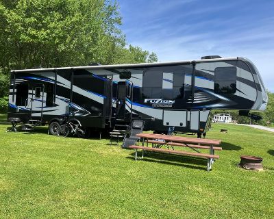 2015 Keystone 403 Chrome For Sale by Owner in Wallingford, Connecticut