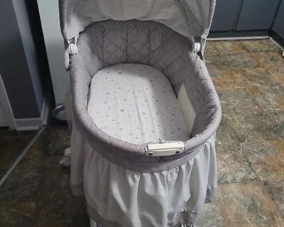 Excellent Condition - Bassinet that can turn into a Rocking Bassinet as well