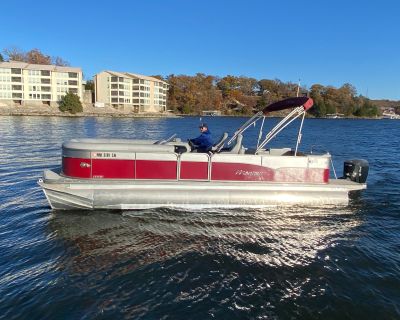 Introducing a 2020 Manitou 250 Oasis SR powered by an Evinrude H300GXFAJ two-stroke engine with only 94 hours of use. This meticulously maintained, one-owner tritoon has exclusively seen freshwater and is offered by Big Thunder Marine at the Lake of the Ozarks. With remarkably low hours, this boat is in outstanding condition and comes equipped with all the essential gear for an enjoyable family...