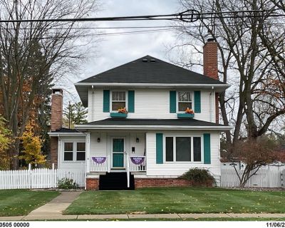 3 Bedroom 2BA 2365 ft Single Family House For Sale in Saginaw, MI