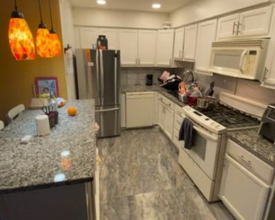 Total rooms: 3. Deposit: $600.00 * Utilities included?: Not known * Fees apply?: No. No preference. Smoking is allowed. Couples are welcome. Furnishings: Furnished * Parking: Yes * Disabled access: * Living room: shared * Broadband included: Yes. Availability Available Now Minimum term 3 months Maximum term 3 months Short rentals considered. Looking for a cozy, affordable room in Rogers Park? M...