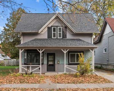 2 Bedroom 1BA 950 ft Pet-Friendly Apartment For Rent in Oshkosh, WI