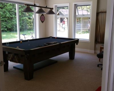 We are a family of two and our home is in a very quiet residential neighborhood, it's safe and very friendly. People who looks out for each others. We are a Canadian and Caribbean mix family, we enjoy cooking baking and experimenting with food and drinks, and also very opened minded. We love trying different cultures food and learning about different cultures at the same time. We are a fairly a...