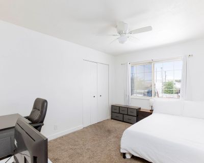 Your new home awaits! This newly-renovated North Las Vegas home is waiting for you. This Pad Split comes with TV's in every room, and its spacious and cozy.The kitchen comes equipped with a fridge, sink, oven, stovetop, as well as dishwasher.The neighborhood is close to public transit 10 mins from downtown and 14 mins from the strip, which means you wont be far from all North Las Vegas has to o...