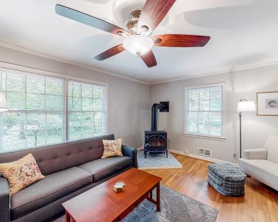 1 Bedroom 1BA House Vacation Rental in Sycamore Place Duplex, Decatur, GA