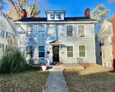 115 Woodside Ave. 2 Bed, 1 Bath Townhome in Haymount Description Welcome to your new Downtown NEST at the top of Historic Haymount. This charming two story townhome won't be available long. Boasting finishes like oak hardwoods, custom built ins, new opulent light fixtures, and a large bright master bedroom you will enjoy a homey feel in this historical unit. The best thing about this metropolit...