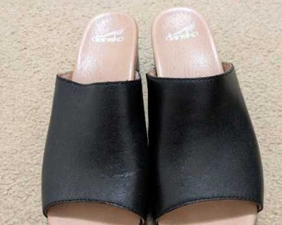 Dansko Women's shoes. Size 40. Barely worn. Excellent shape. Please see two photos.