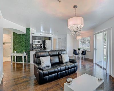 FULLY FURNISHED & FULLY EQUIPPED CONDO! 

A unique and one-of-a-kind exclusive property!
 
Furnished 1 bedroom condo centered amidst the action of top best things. Professionally and interior decorated with laminate floors, luxurious light fixtures, smart TVs, a gourmet kitchen, and a beautiful balcony with incredible views of the fairways of the Metrowest Golf Club, You can take time to apprec...