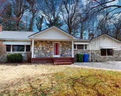 3 Bedroom 2BA 1616 ft Pet-Friendly Apartment For Rent in Asheville, NC