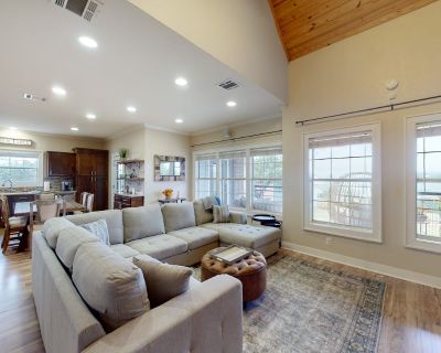 3 Bedroom 2BA House Vacation Rental in Blue Farm House, Burnet, TX