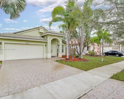 3 Bedroom 2BA 1663 ft Apartment For Rent in Pembroke Pines, FL