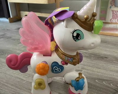Unicorn toy with removable parts