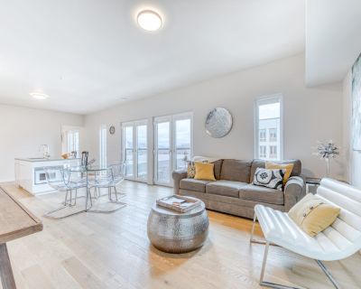 2 Bedroom 2BA Condo Vacation Rental in Rose City Contemporary - Q21 #545, Portland, OR
