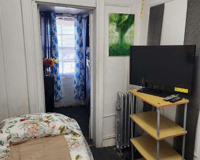 Private room with shared bathroom in a House with 4 roomies, Brooklyn, NY 11212