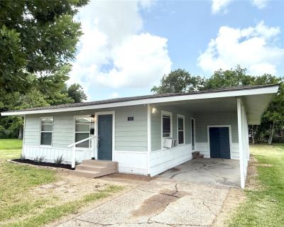 2 Bedroom 1BA 676 ft Single Family Detached House For Rent in Lake Jackson, TX