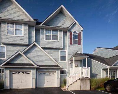 3 Bedroom 2.5BA 1950 ft Furnished Pet-Friendly Apartment For Rent in Sussex County, DE